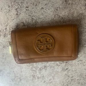 Tory burch tan leather wallet.